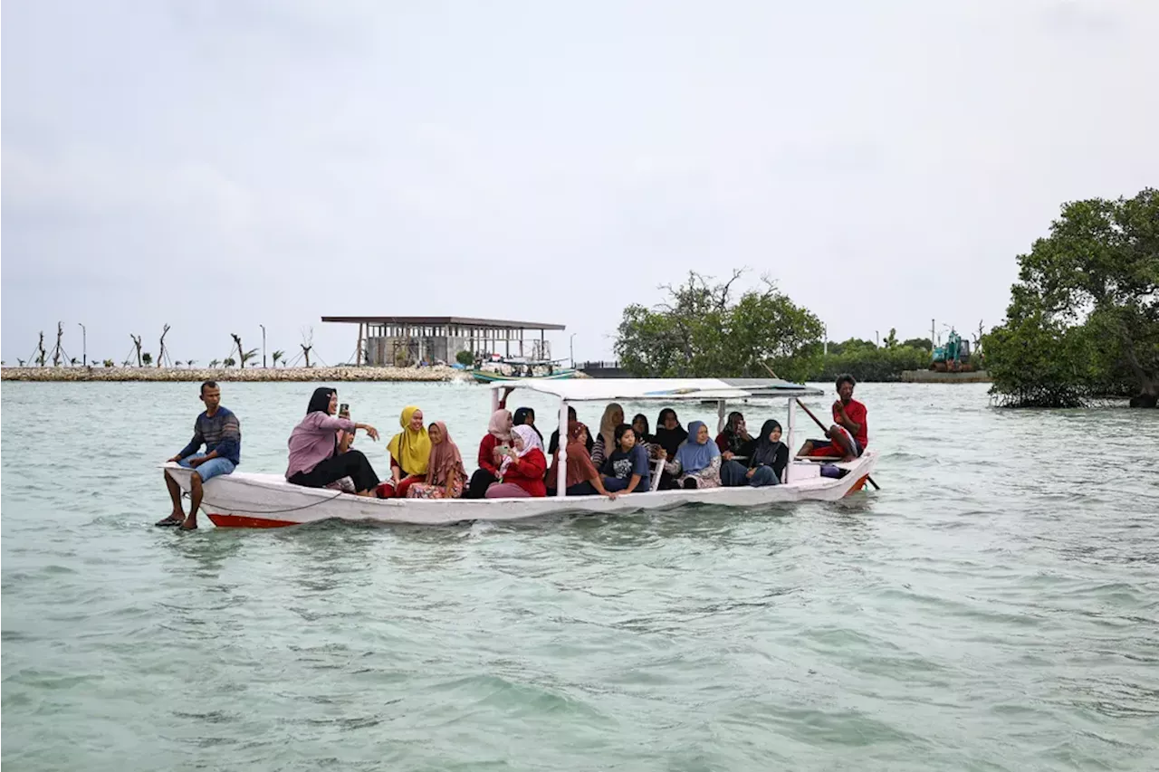 Abrasi dan Reklamasi Bayangi Pulau Pari