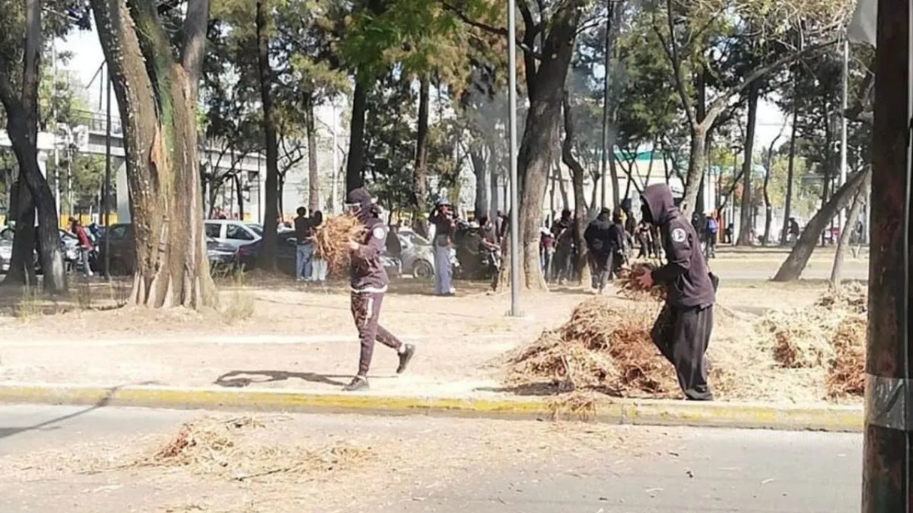 Estudiantes de la Prepa 2 bloquean Circuito Interior con barricadas y lanzan cohetones