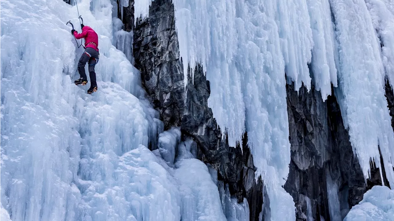  Männer klettern Eis-Wasserfall hoch und brauchen Hilfe