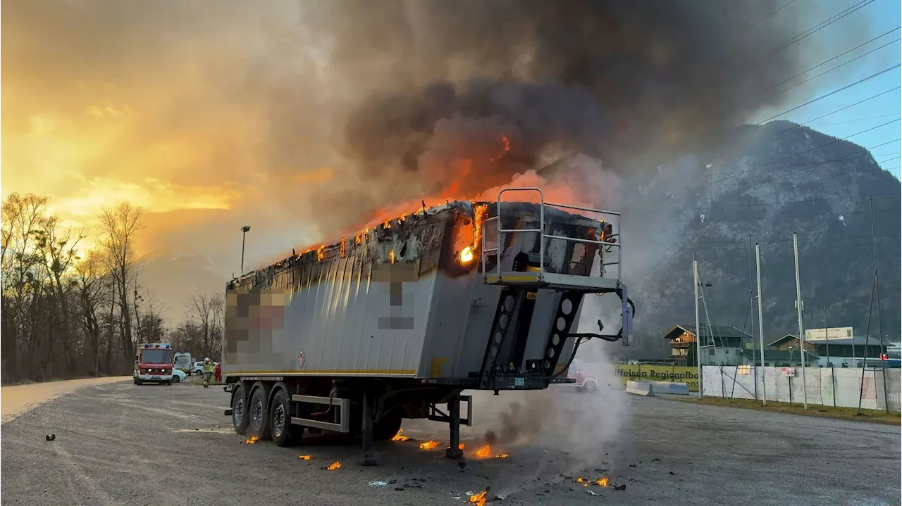  Riesige Rauchsäule! Lkw-Anhänger steht in Flammen