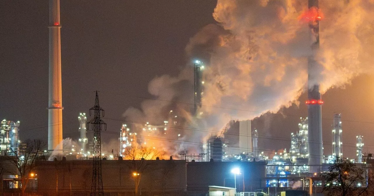 Raffinerie im Kreis Kelheim nach Brand weitgehend außer Betrieb