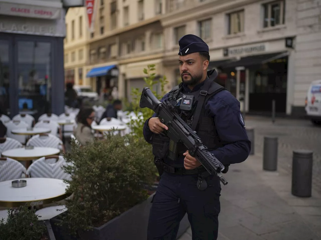 Francia: Fine alla Regolarizzazione per Migranti Irregolari