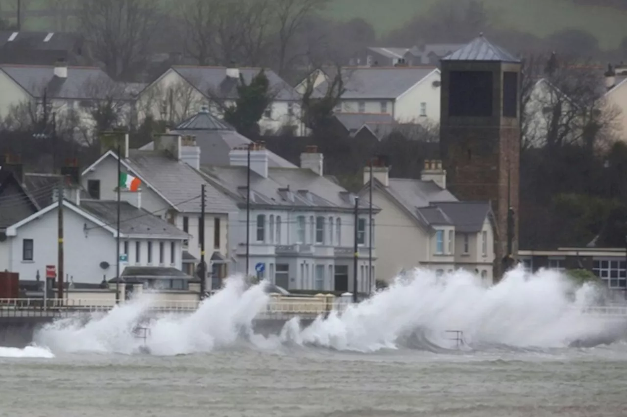 Tempesta Eowyn colpisce l'Irlanda, migliaia di case senza elettricità