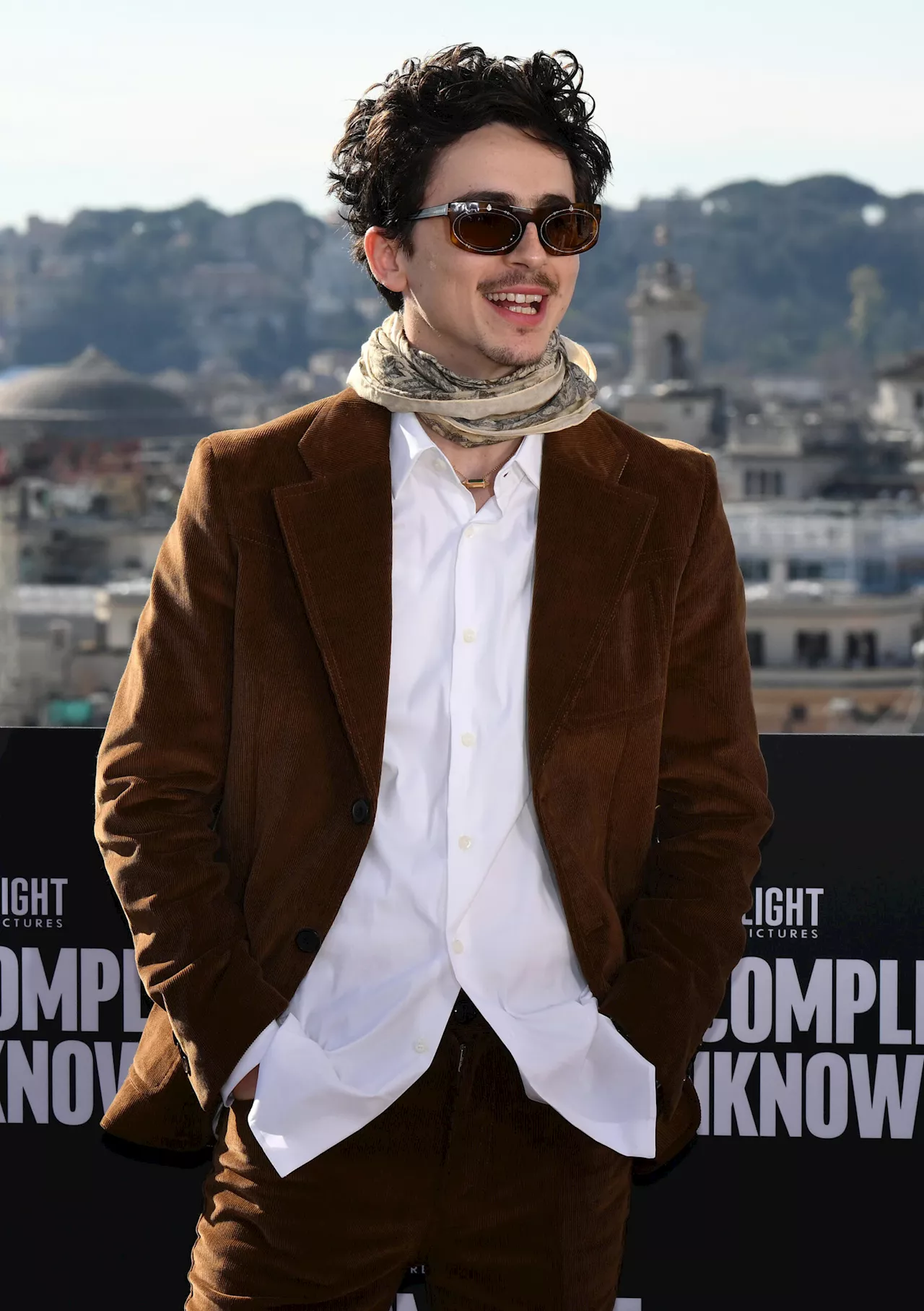 Timothée Chalamet Riporta il Fascino di Bob Dylan nella Moda Uomo