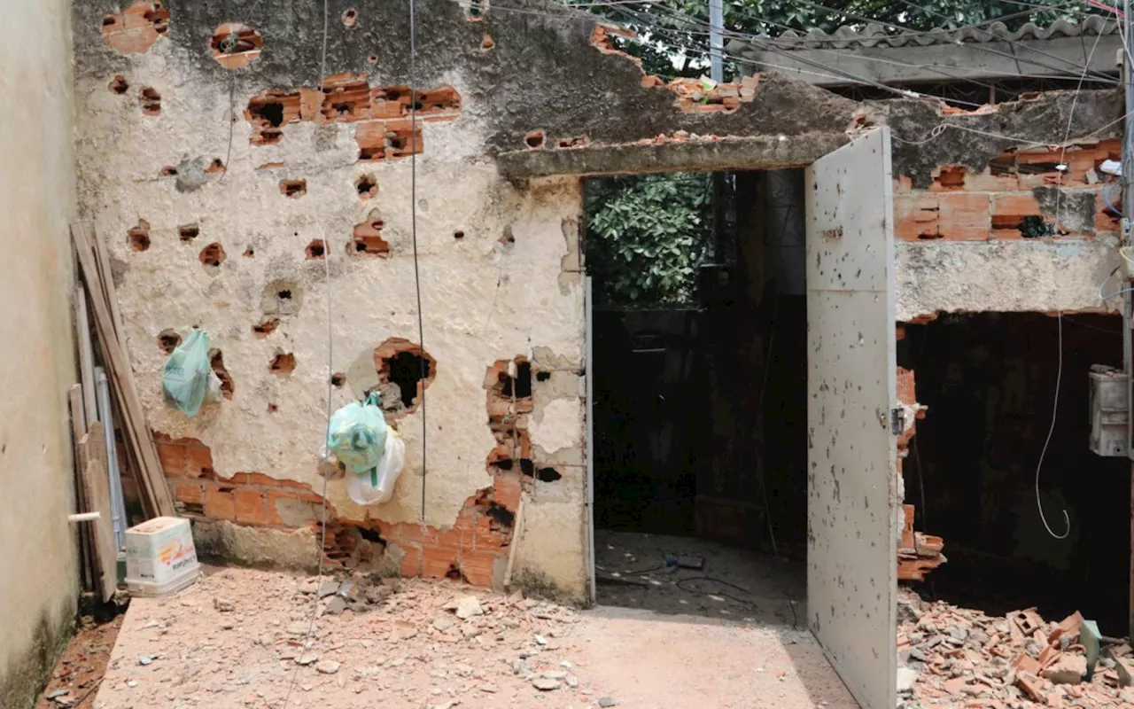 Cenário de guerra: casa de moradora no Alemão fica destruída durante tiroteio; veja vídeo