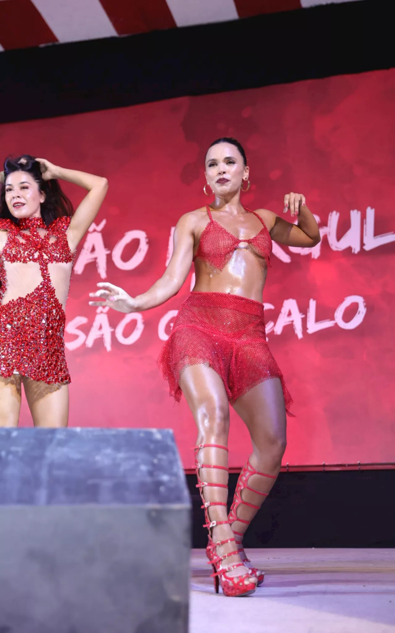 Giovana Cordeiro e Anny Alves brilham no ensaio da Unidos do Porto da Pedra