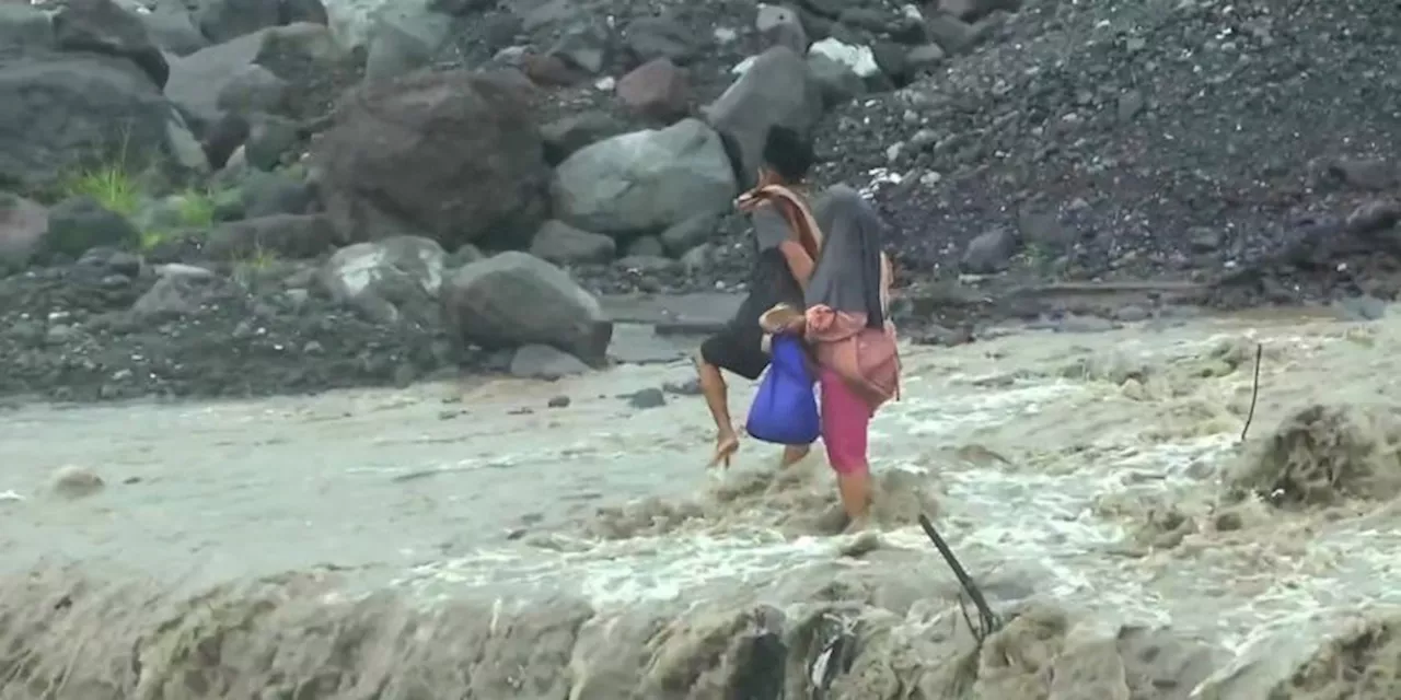 Warga Nekat Nyebrang Banjir Lahar Semeru untuk Pulang