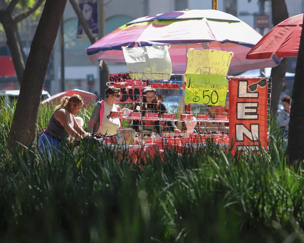 Vendedores ambulantes regresan a la Alameda Central tras acuerdo con el Gobierno