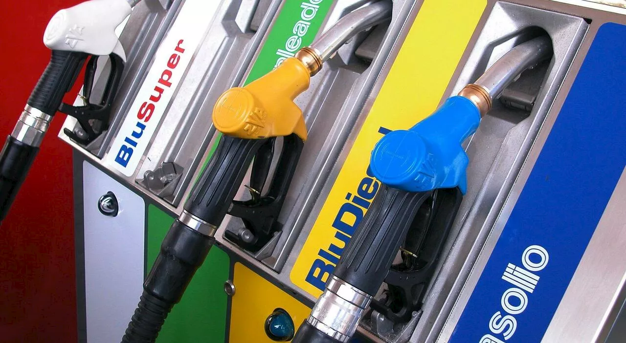 Carburanti, aumentano le accise: i nuovi prezzi di benzina e gasolio. Il Codacons: «Stangata da 245 milioni di