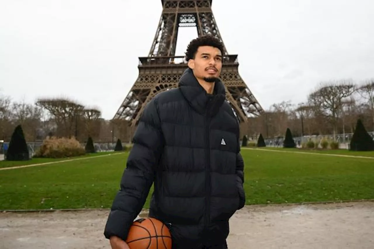 Les Spurs immortalisent leur séjour parisien devant la Tour Eiffel