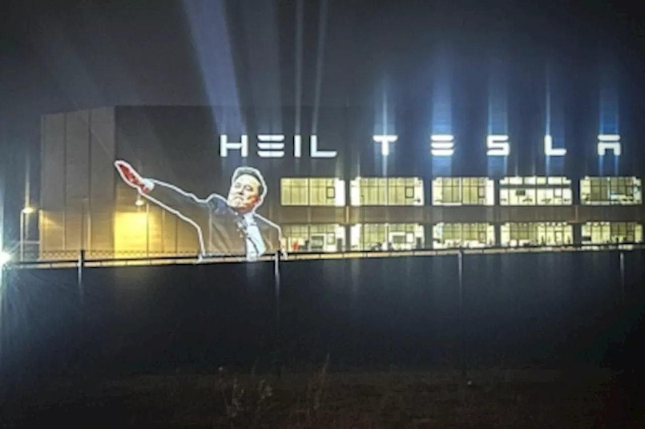 ‘Heil Tesla’: Activists protest with light projection on Germany plant after Musk’s Nazi salute (VIDEO)