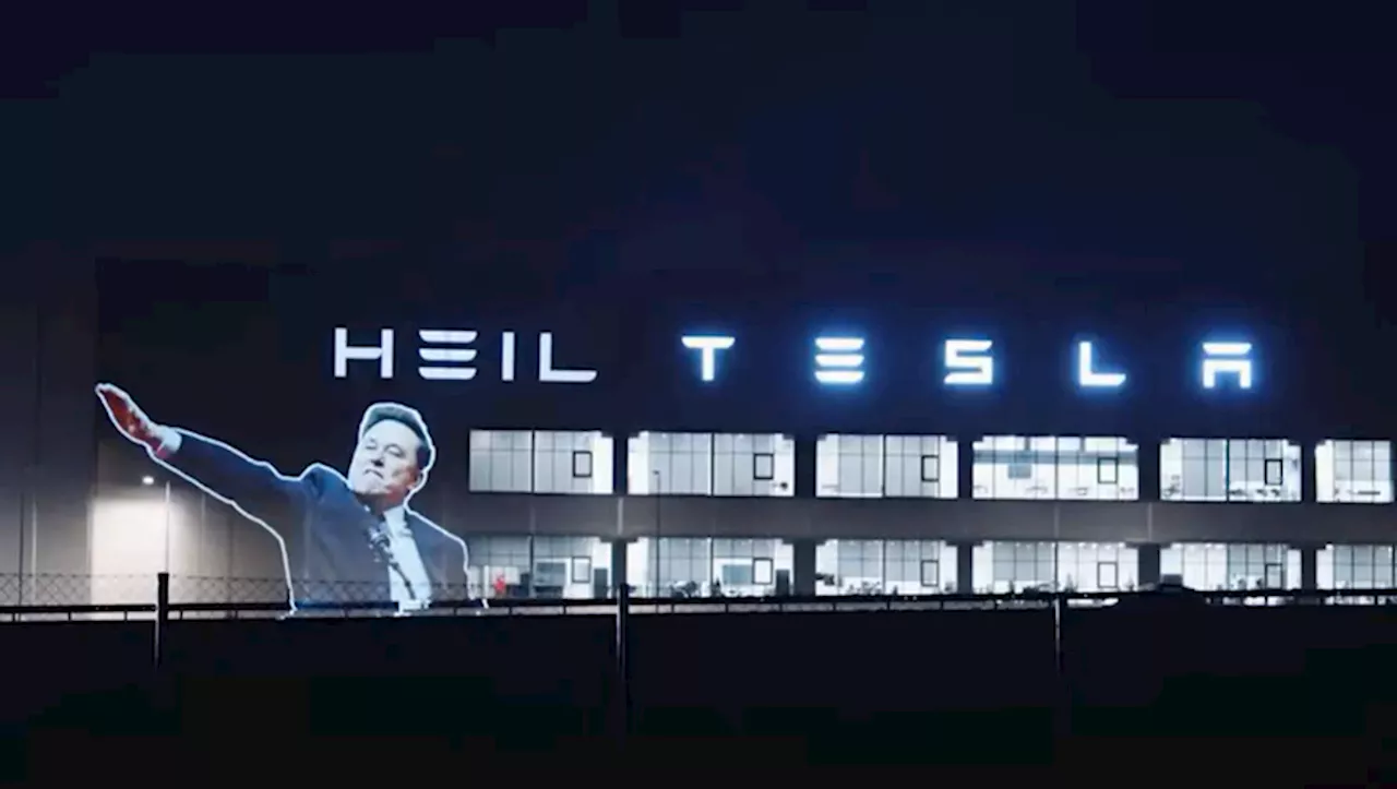 Des activistes allemands projettent le salut controversé d'Elon Musk sur l'usine Tesla de Berlin