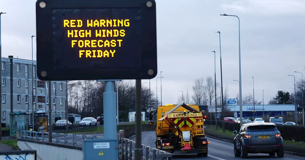 Sturm Éowyn: Rekordwindgeschwindigkeiten in Irland, Teile Großbritanniens betroffen