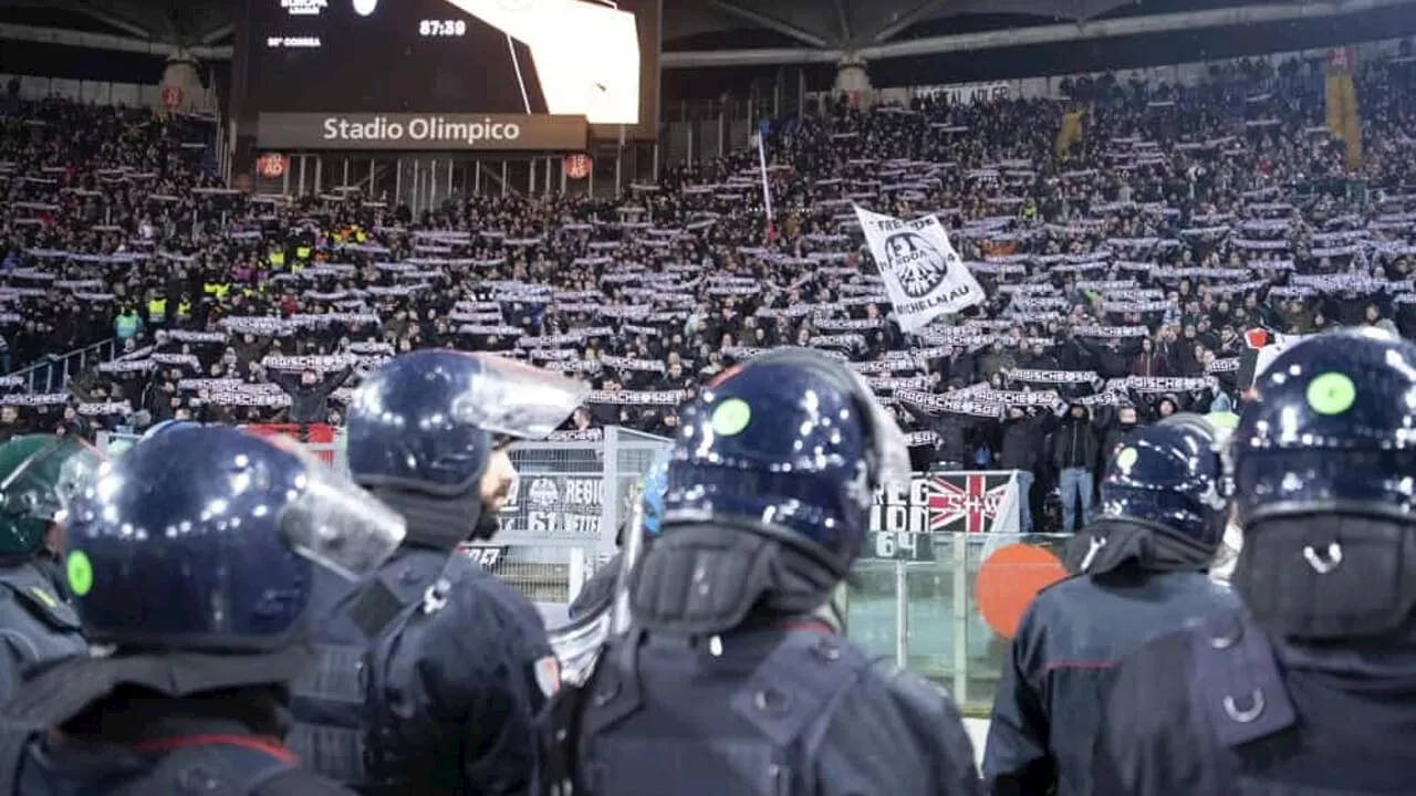 Roma-Eintracht: città blindata per l'arrivo di 3.500 ultras tedeschi. A Napoli bruciarono auto della polizia