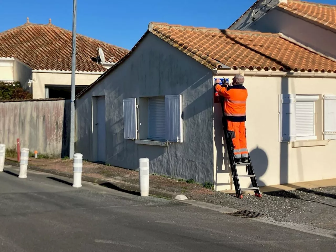 Saint-Georges-d’Oléron : la pose des nouvelles plaques de rues est en cours