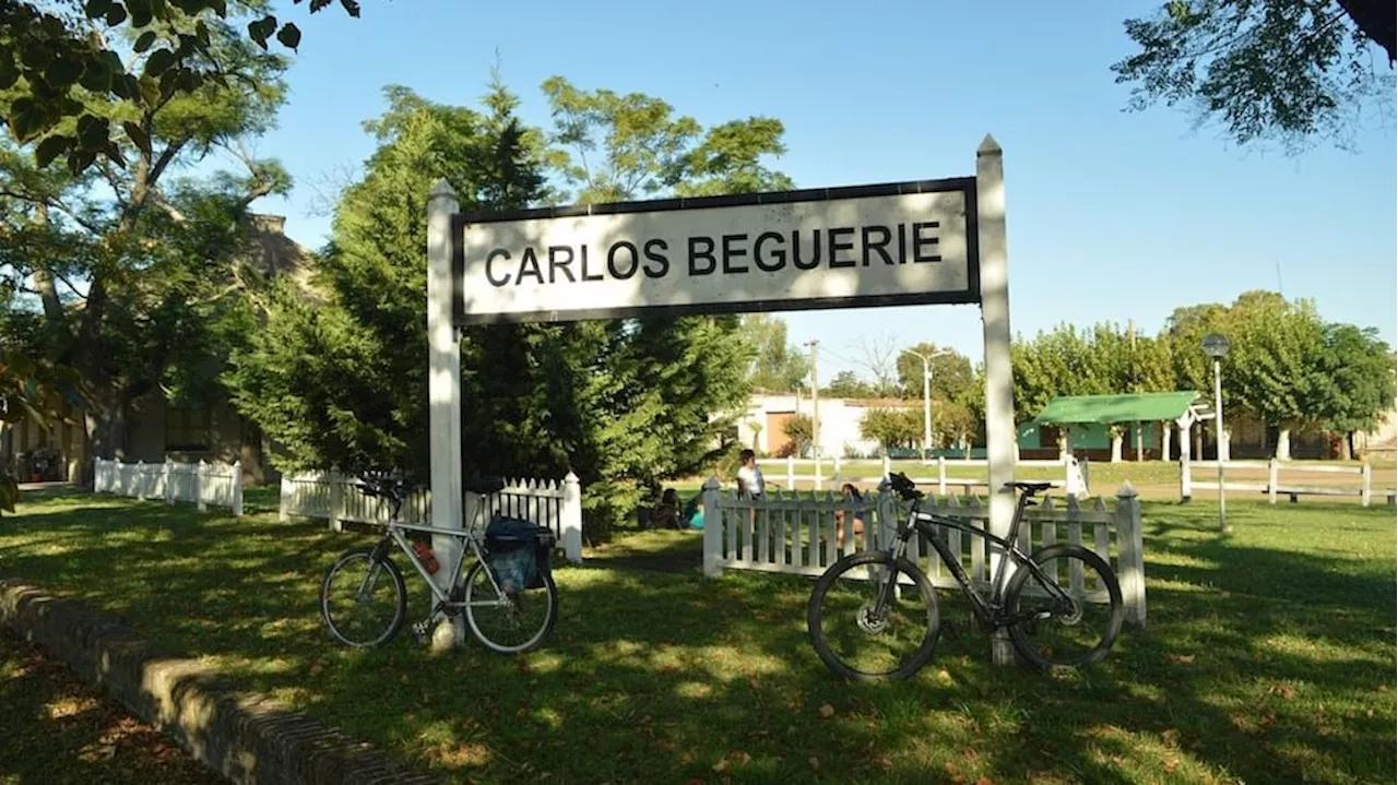 Dos historias de amor y el pueblo transformado en una pieza artística con un genio catalán como espejo