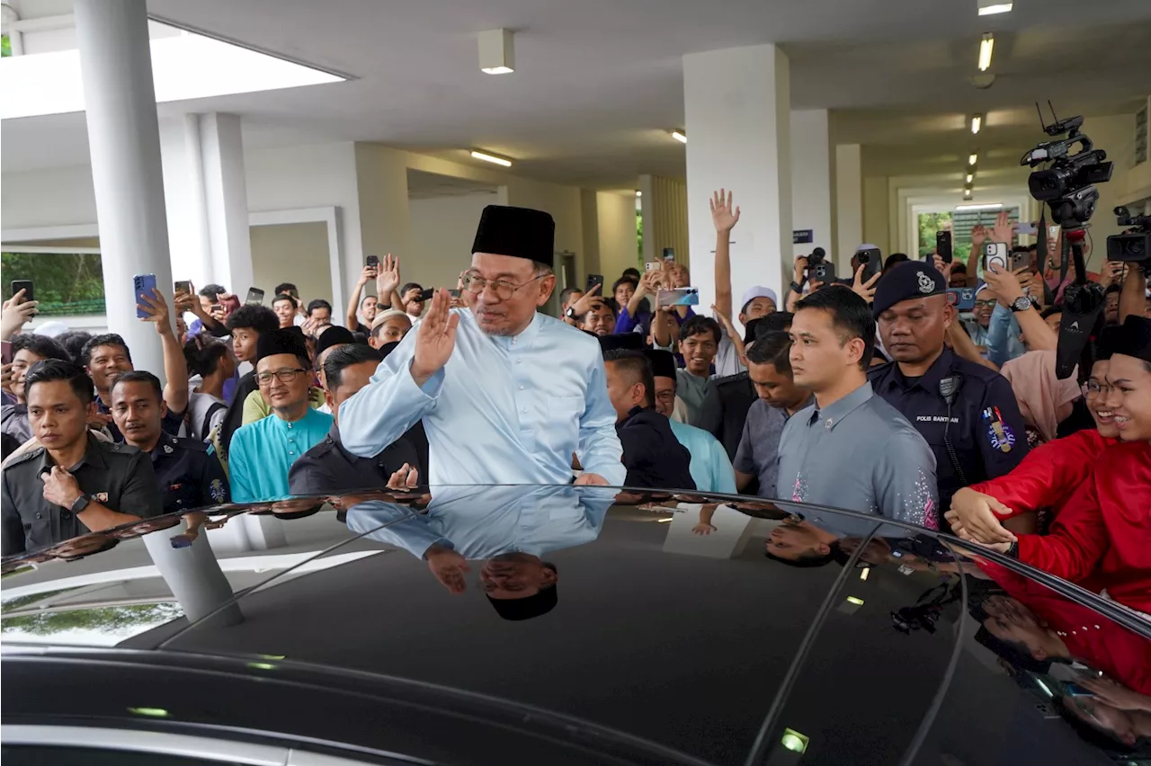 Anwar Rejects Blaming Him for Past Corruption Cases