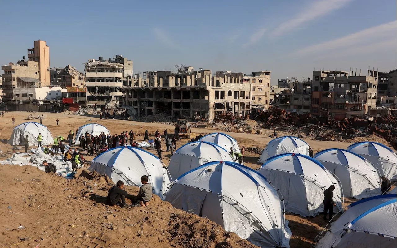 Palestinian families in northern Gaza begin setting up tents ahead of return