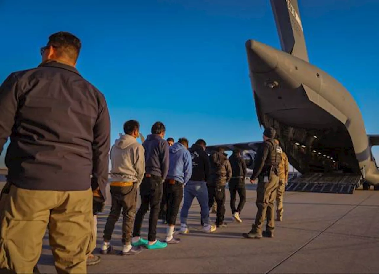 Casa Blanca publica FOTO de migrantes esposados en proceso de deportación; la critican en redes