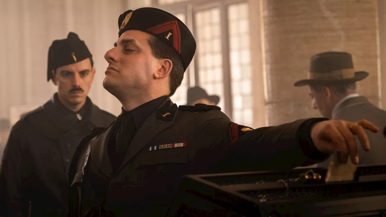 M - Il figlio del secolo, Luca Marinelli è Mussolini in una serie tv Sky Original