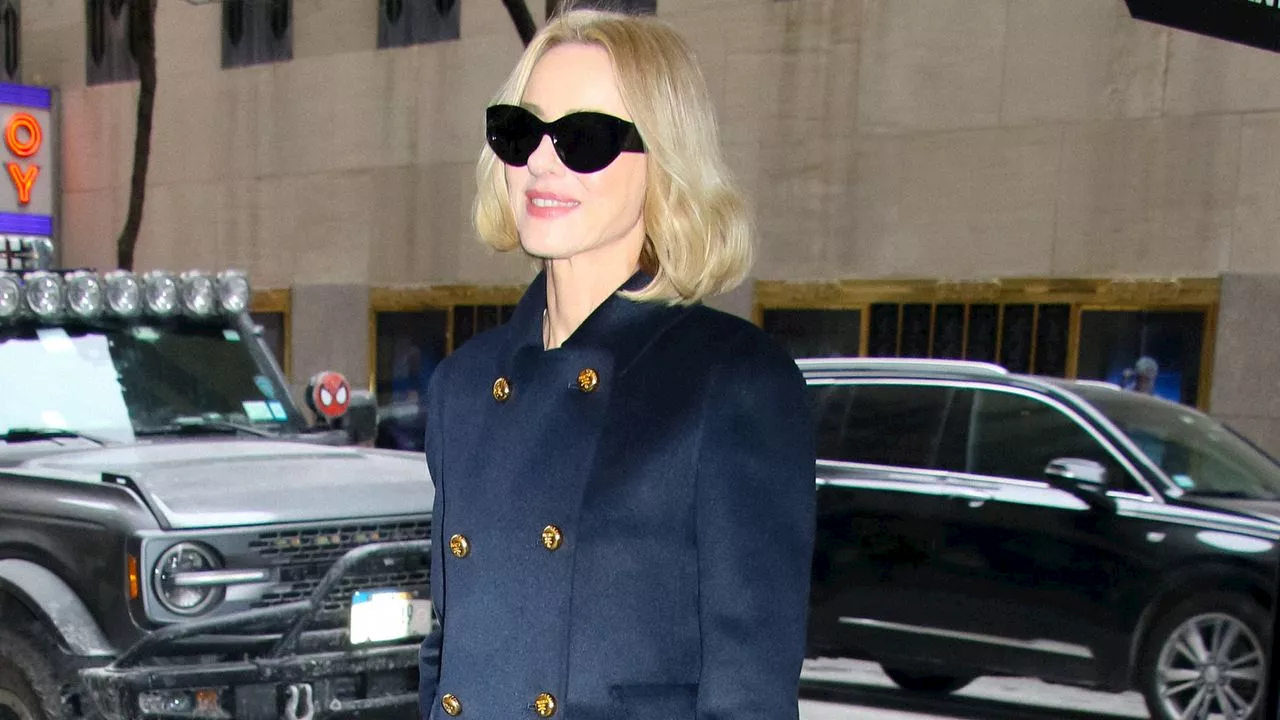 Naomi Watts con il cappotto sailor chic è impeccabile: unisce modernità ed eleganza senza tempo