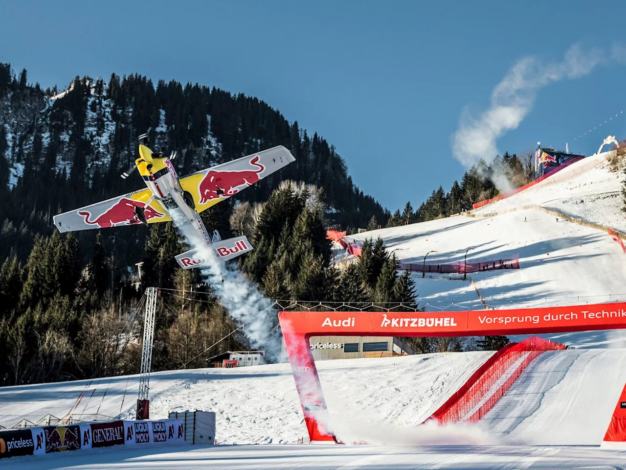 Pilot Dario Costa fliegt mit 350 km/h über die legendäre Skipiste Streif