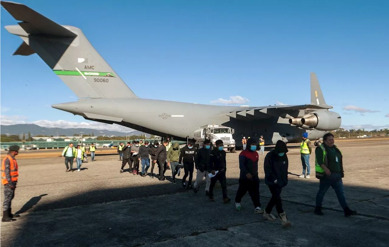 Deux Avions Militaires Américains Transportent des Guatémaltèques Expulsés au Guatemala