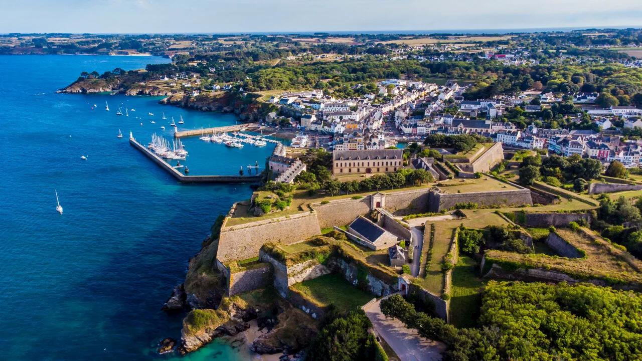 Bretagne : une entreprise rachète un monument emblématique d’une île pour créer un hôtel de luxe