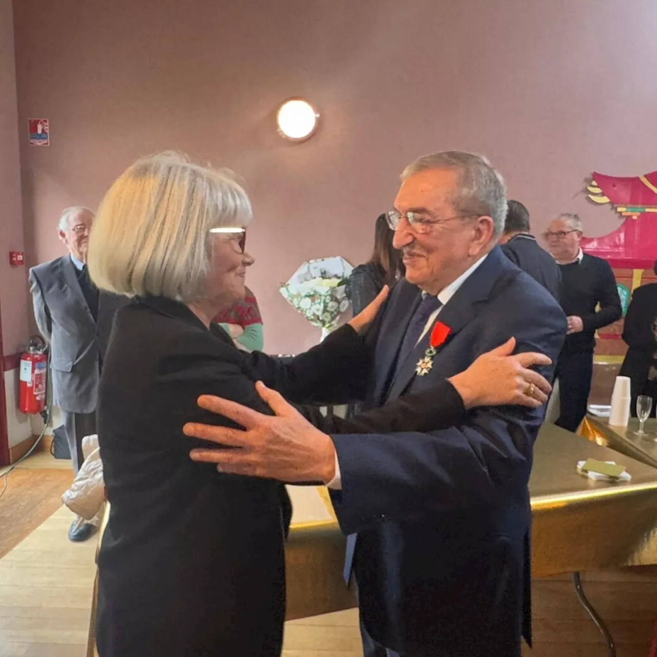 Jean-Jacques Hyest, Maire de La Madeleine-sur-Loing, est élevé au rang de chevalier de la Légion d'honneur