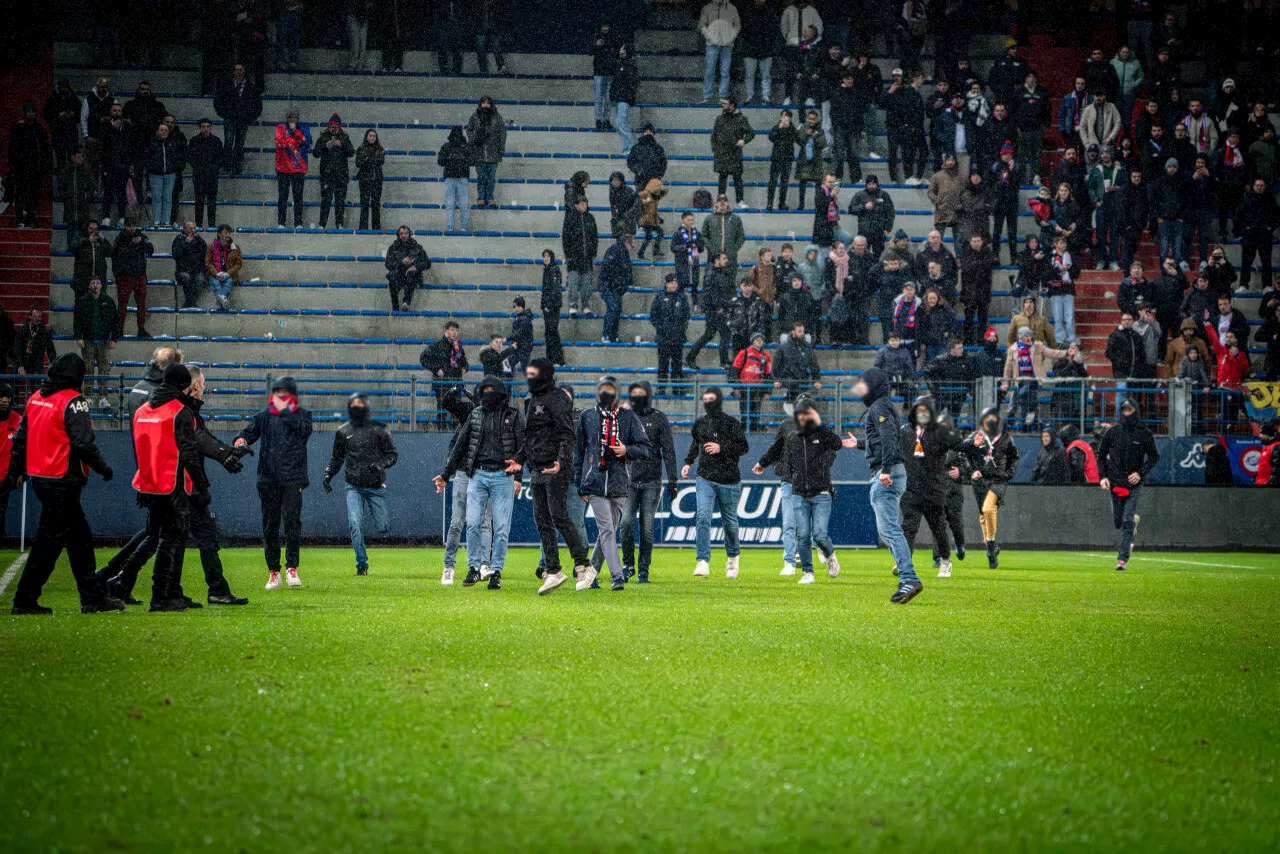 Supporters du Stade Malherbe Caen descendent sur le terrain après une défaite