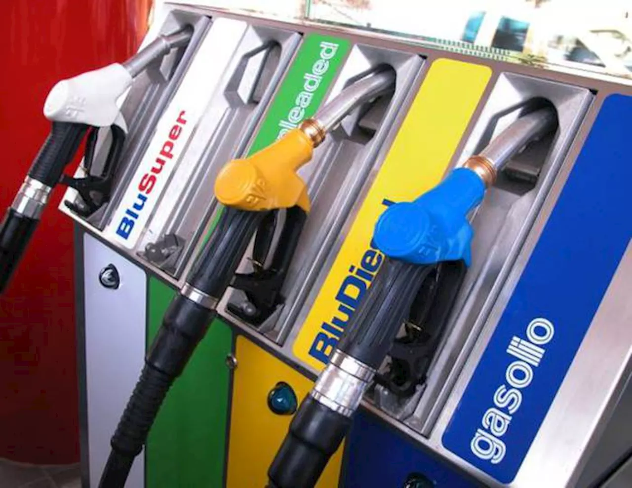 Carburanti in Italia: Prezzi Alti e Tasse Eccesso