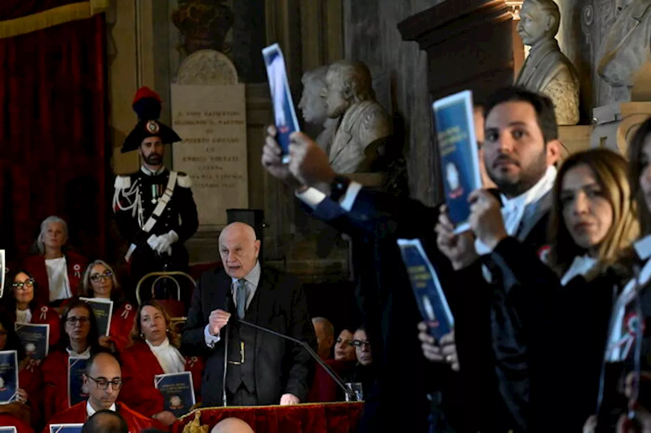 Parla Nordio a Napoli, i magistrati lasciano l'aula. Stessa scena a Roma mentre parla Mantovano