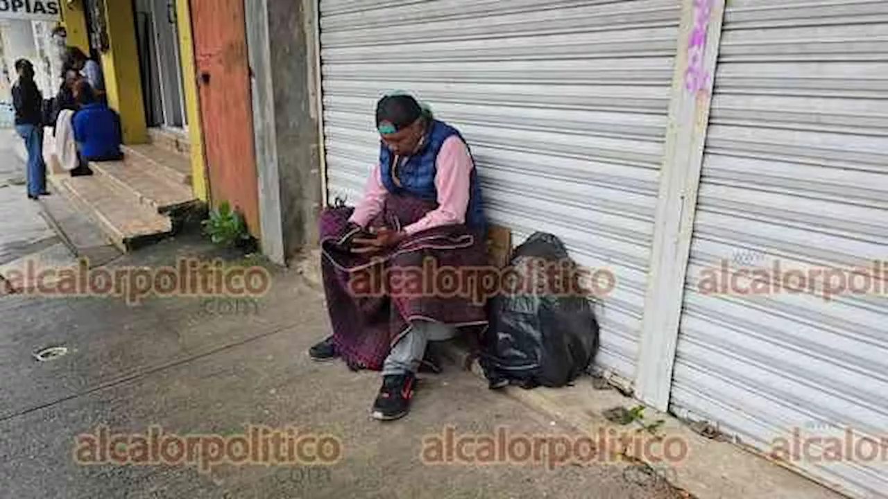 Familiares de pacientes esperan afuera de Hospital IMSS-Bienestar, en Coatza