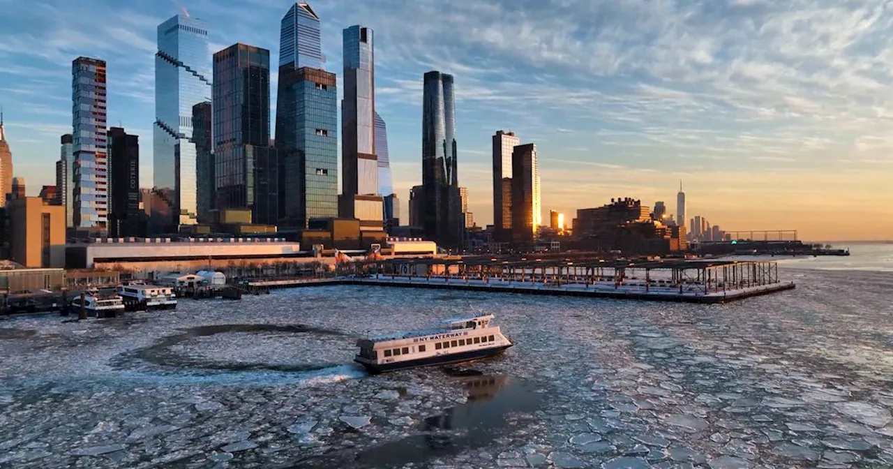 Eisige Temperaturen in New York zaubern Eisschollen auf den Hudson River