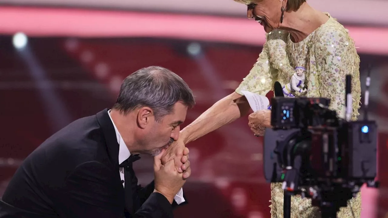 Markus Söder beim Bayerischen Filmpreis: Ministerpräsident kniet vor Uschi Glas nieder