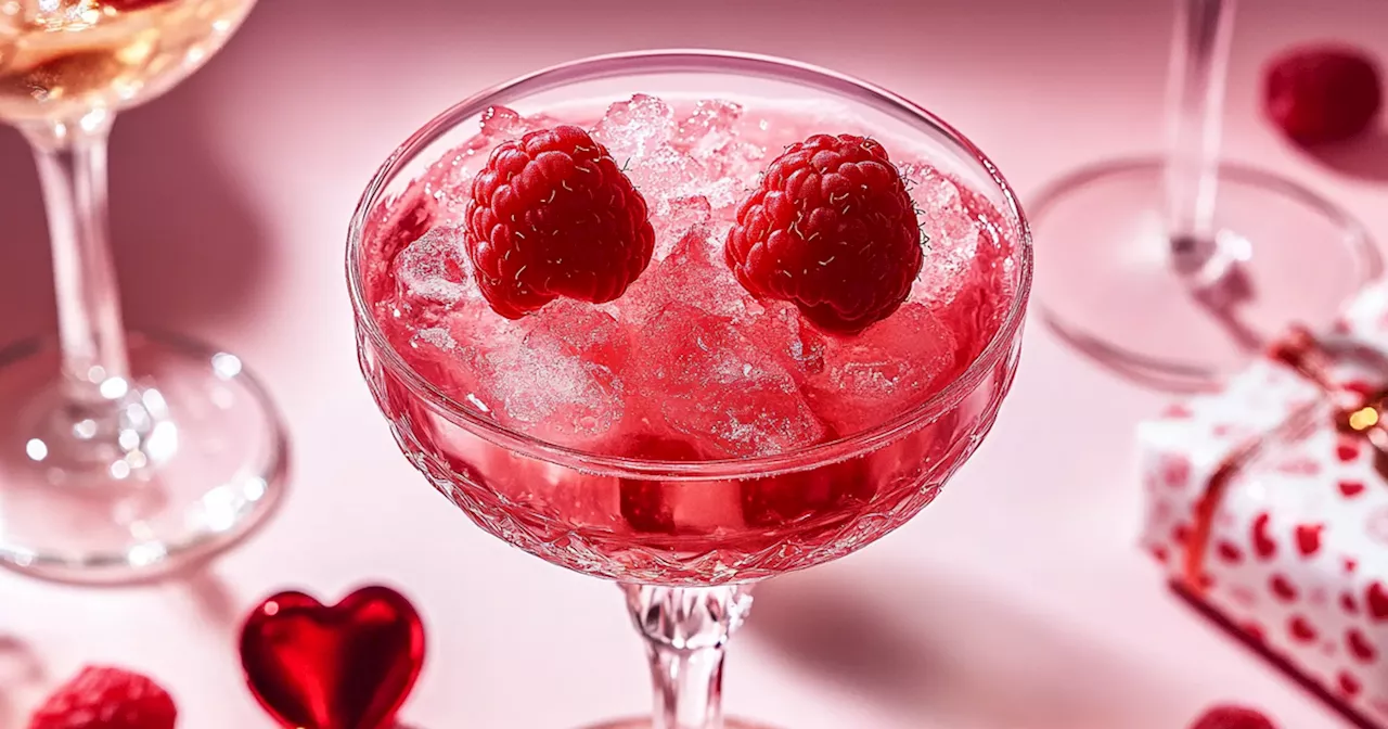 Valentinstag 2025: Dieser Himbeer-Cocktail versüßt uns das Date