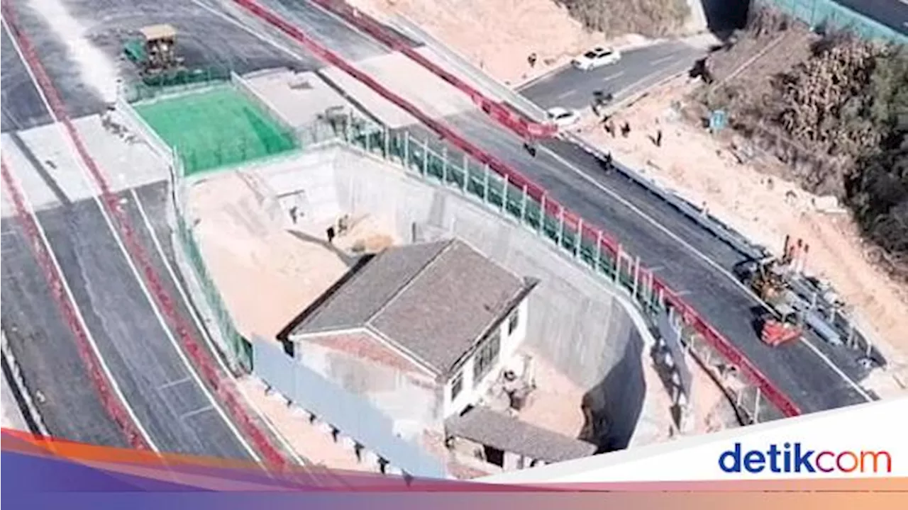 Rumah Terakhir di China Dibangun di Tengah Jalan Tol