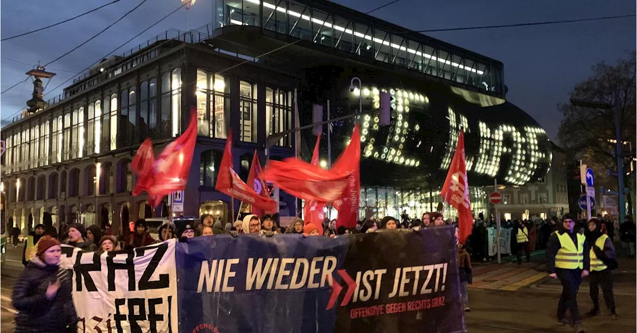 uxxxx-Demonstranten marschieren gegen Akademikerball und FPÖ-Beteiligung in Graz