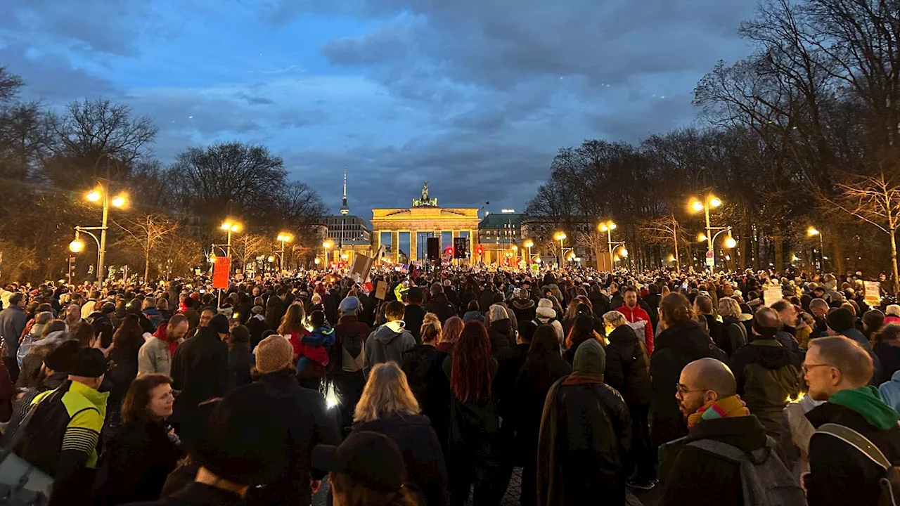 Tausende demonstrieren gegen Rechtsruck in Deutschland