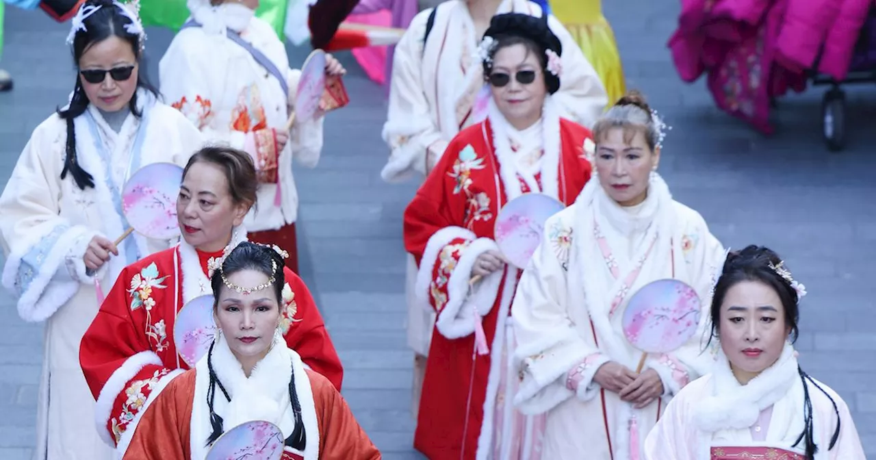 21 photos of Lunar New Year procession as streets come alive