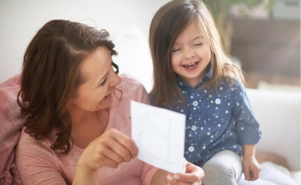 4 frases que debes repetirle a tus hijos para mejorar su autoestima; esto dice la IA