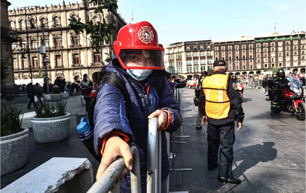 FOTOS: Bomberos reciben muestras de apoyo durante desfile en la CDMX