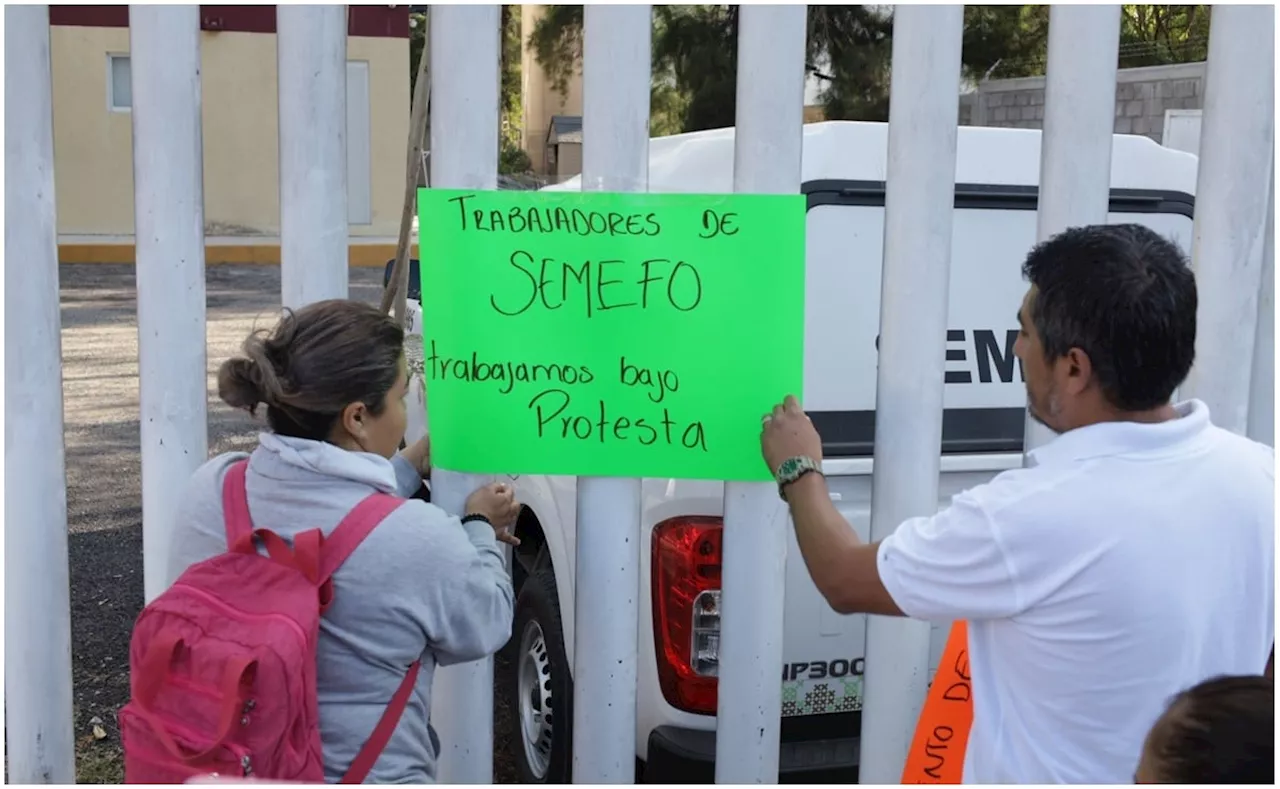 Protestan trabajadores del Semefo en Chilpancingo; acusan hostigamiento laboral, falta de insumos y condiciones insalubres