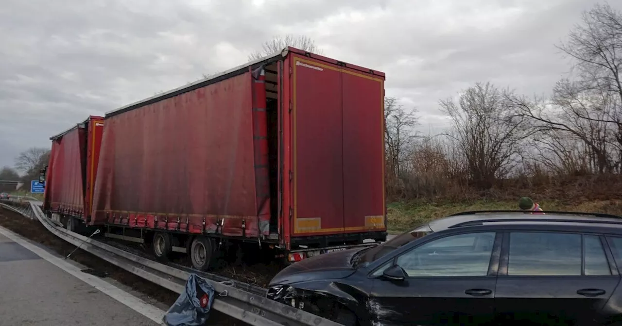 Lastwagen kracht mit Auto auf A92 und durchbricht Leitplanke