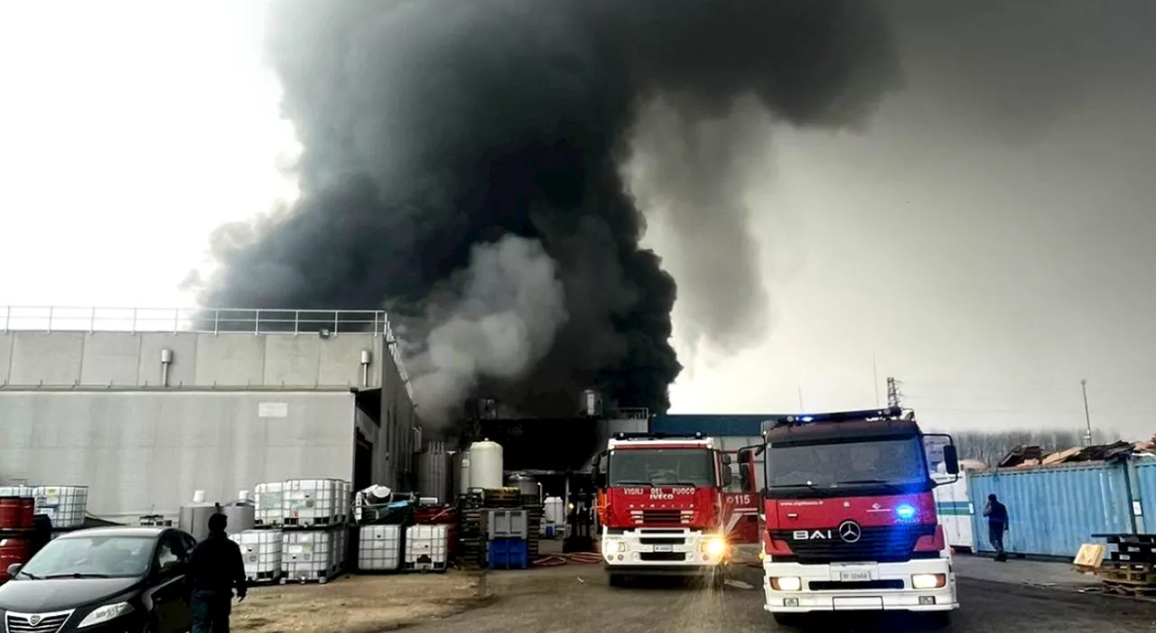 Ariano Polesine, maxi-incendio in una fabbrica di di prodotti ittici: fiamme visibile a km di distanza