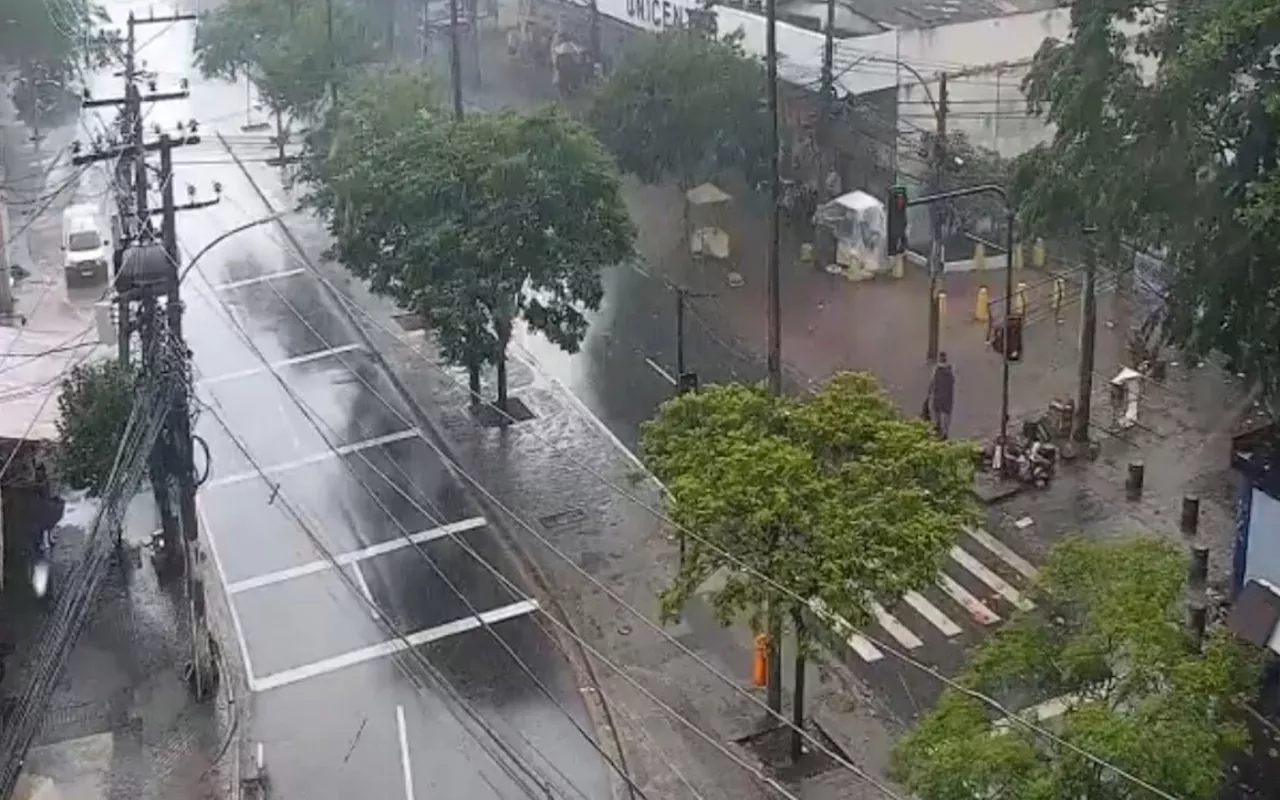 Chuva forte com ventania e raios atinge regiões do Rio