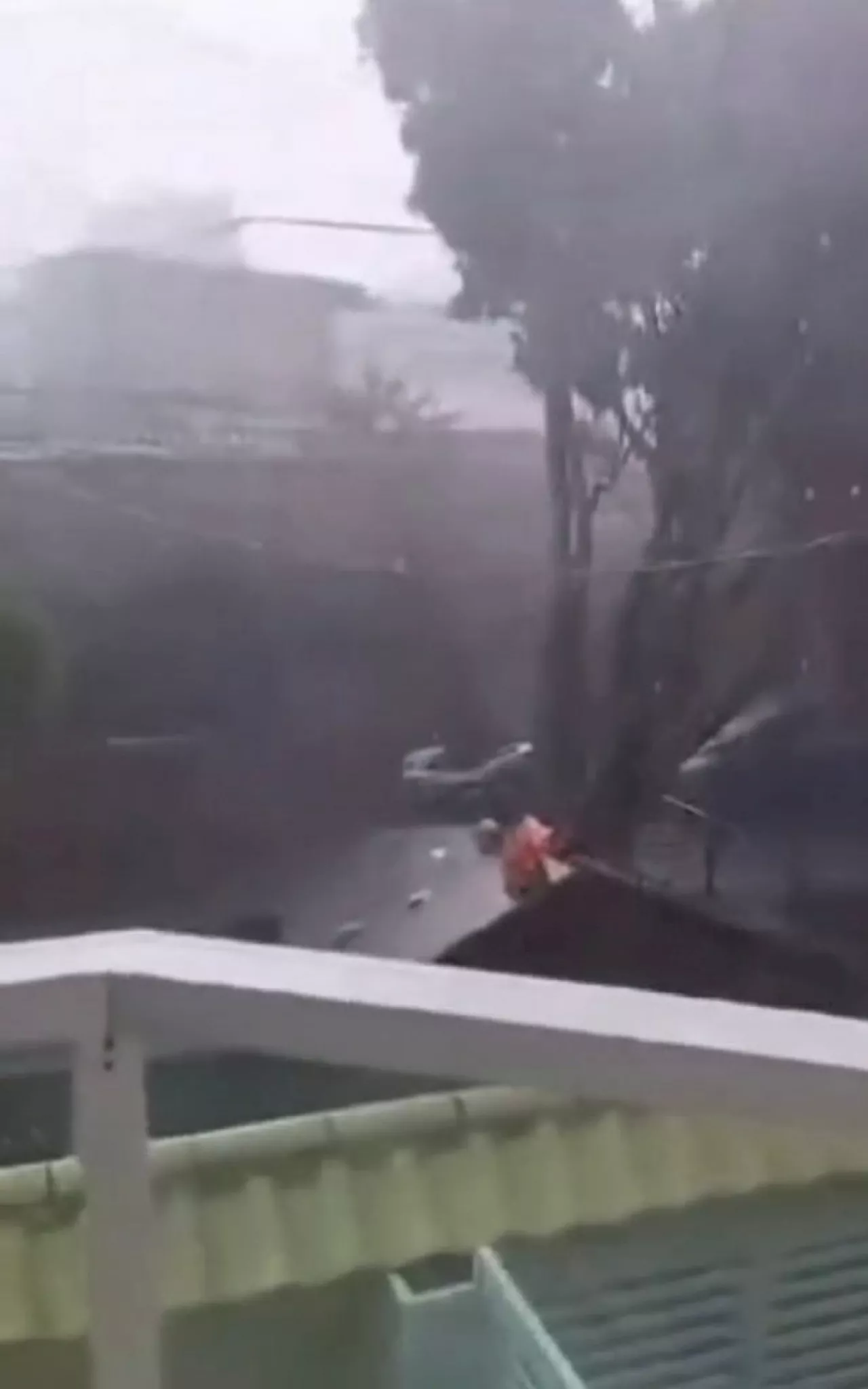 Forte tempestade na Zona Oeste e Baixada causa estragos no Rio; veja vídeo