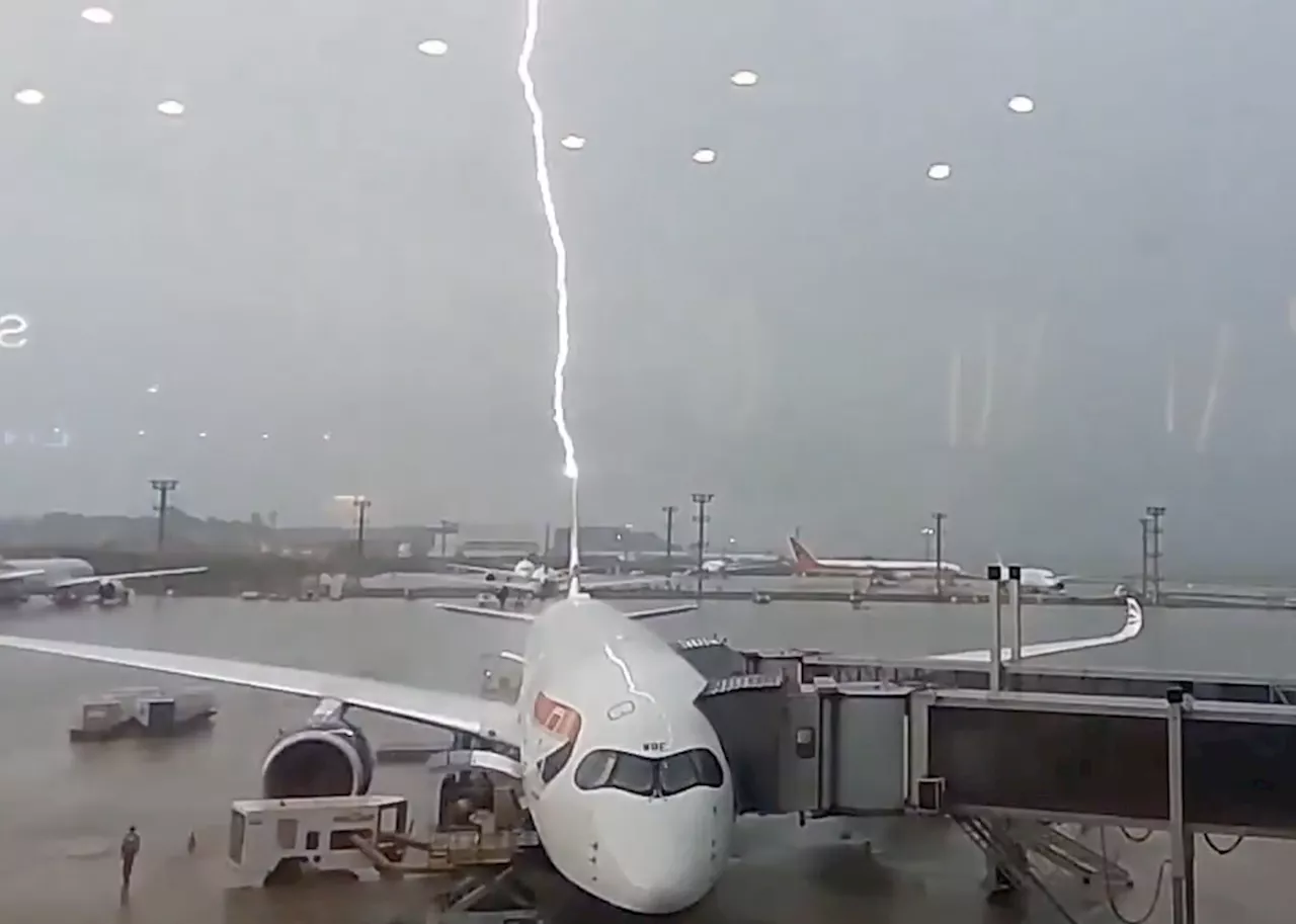 Vídeo mostra momento exato em que avião é atingido por raio durante tempestade em Guarulhos (SP)