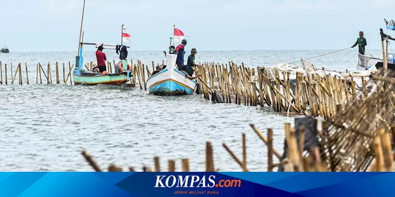 Nelayan Bongkar Pagar Laut di Tanjung Pasir, Banten