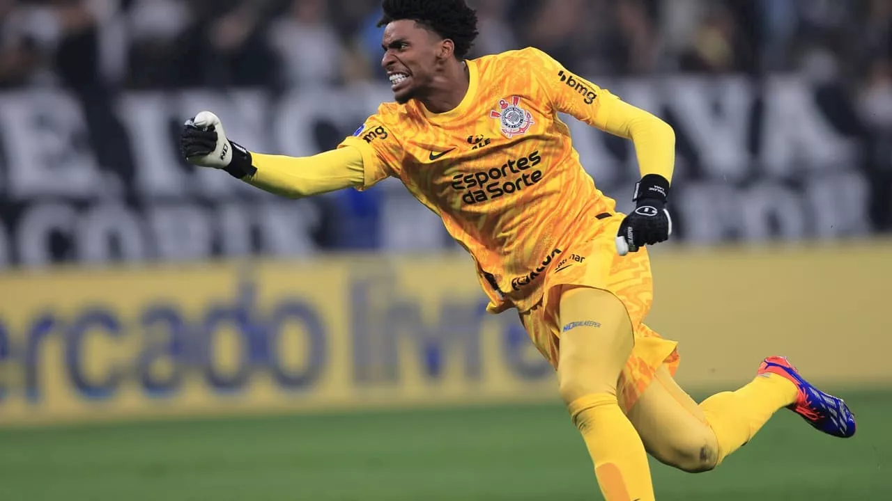 Hugo Souza retorna ao gol do Corinthians no clássico contra o São Paulo